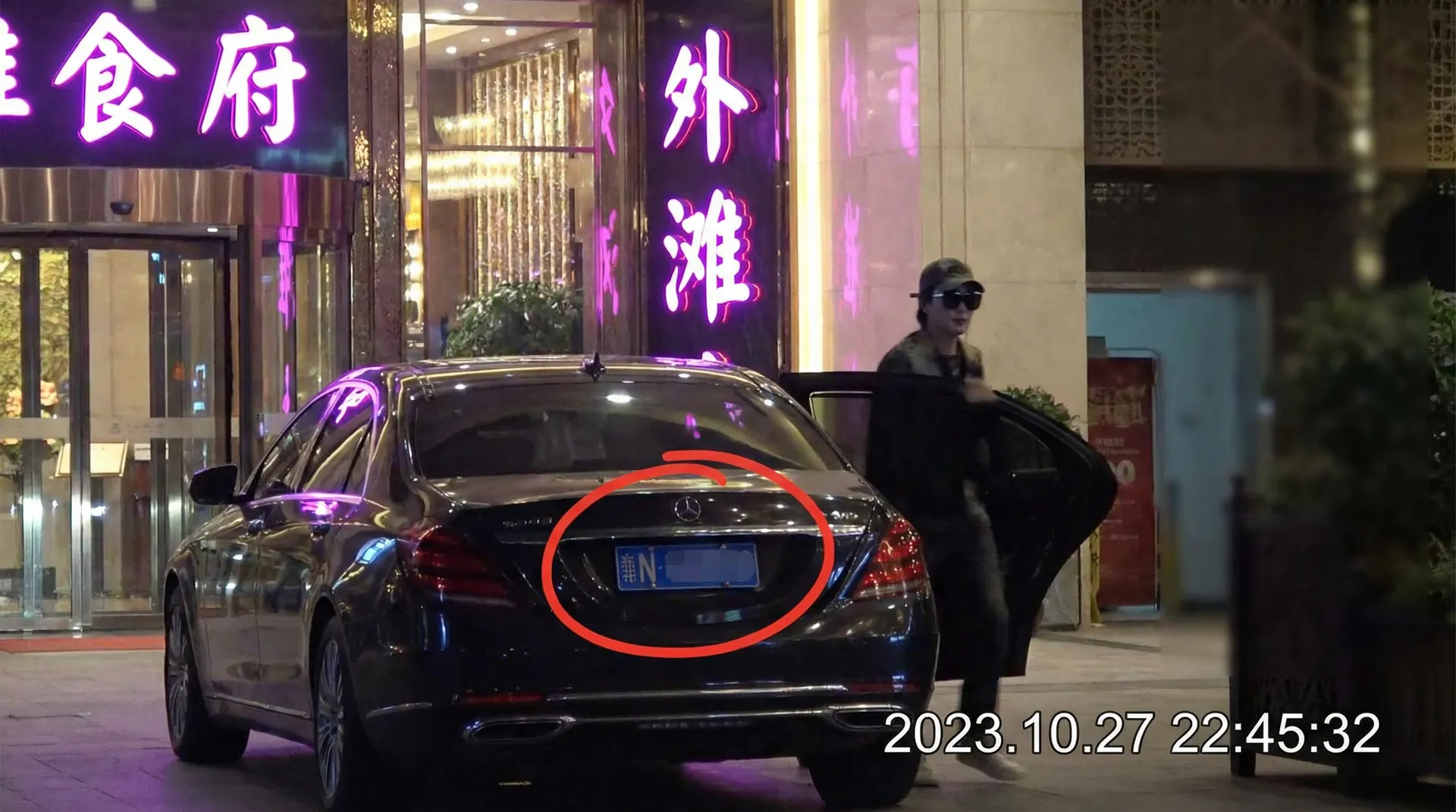 3d里番 - 豪车餐厅外被拍
